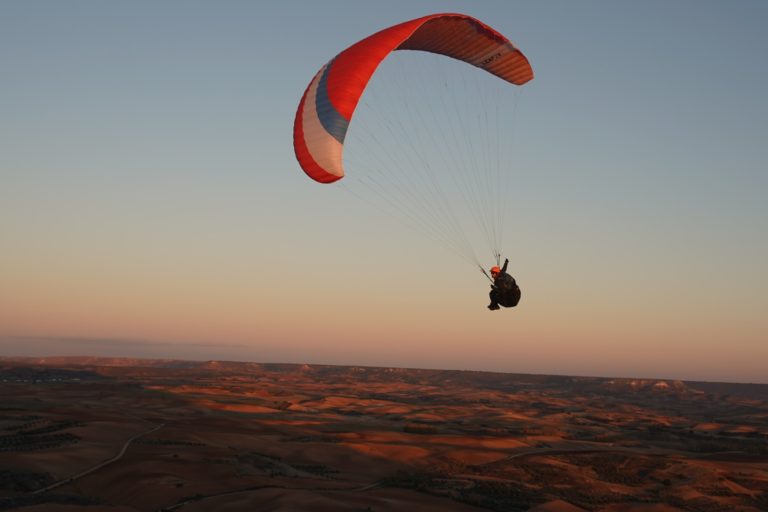 Louis Vives en vol avec le parapente de progression LEAF2