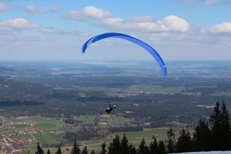 Hendrik Korbe in the air with theglider cross STEP light