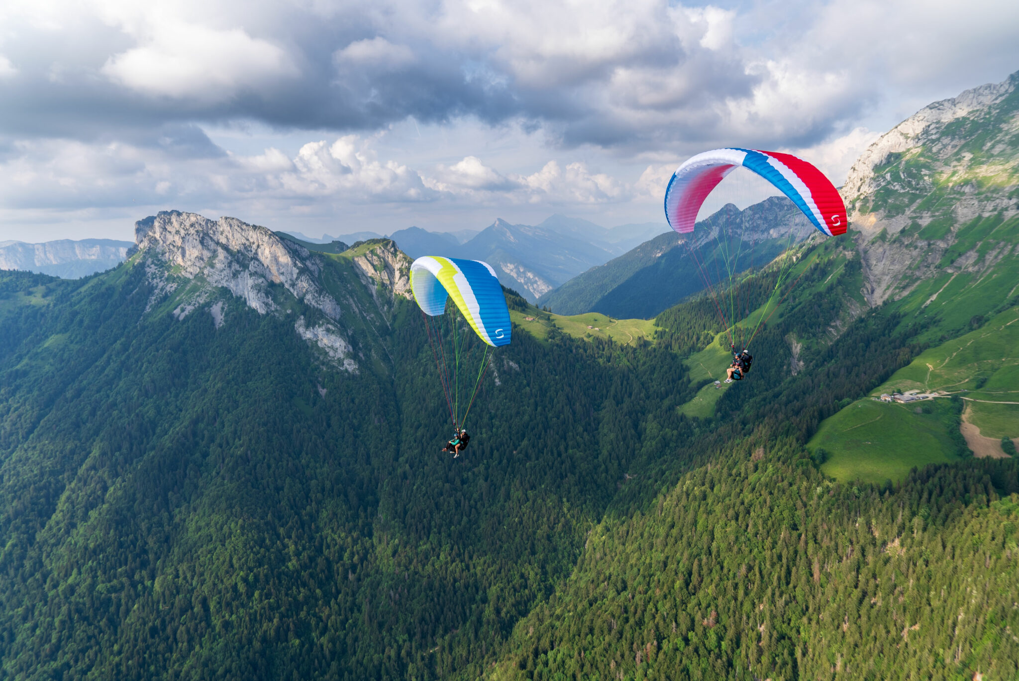 SORA EVO two-seaters in Topaz and Volcano in flight