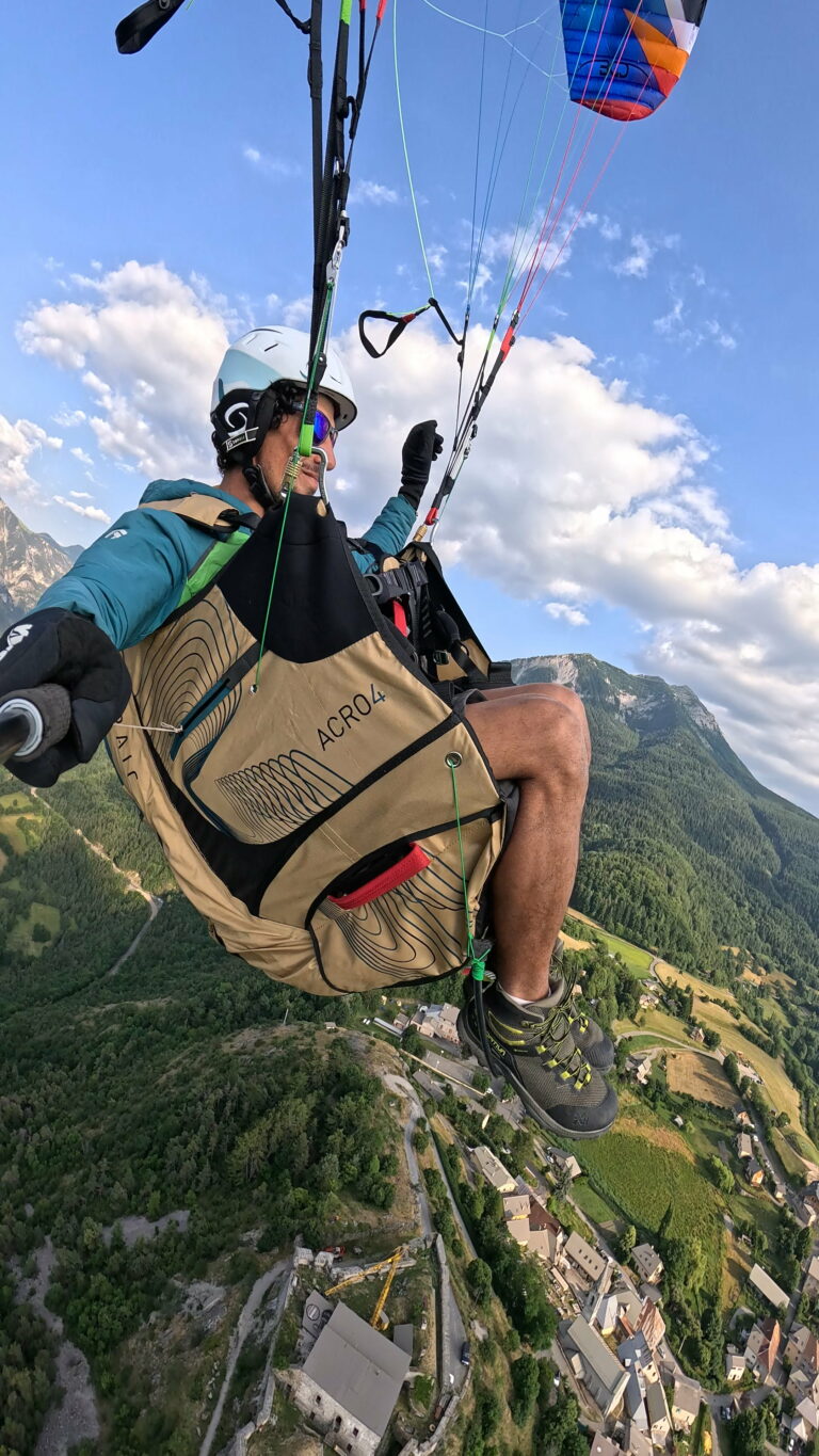 Luca Dahir en vol avec sa sellette SUPAIR ACRO4