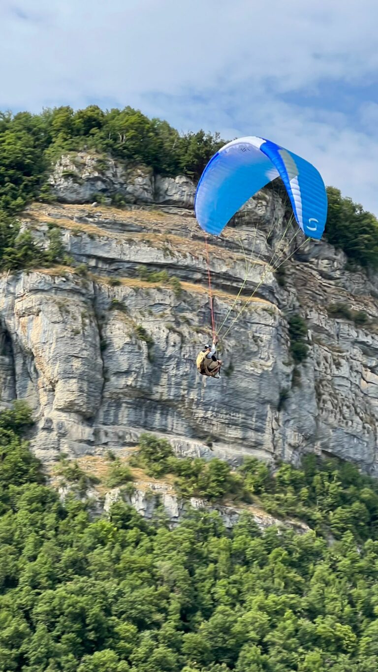 Comment j’ai commencé le parapente ? Depuis tout petit, je fais du cerf-volant en regardant mon père et mon frère voler en parapente. À 11 ans, mes parents m’ont offert une vieille voile qui m’a permis de découvrir le gonflage et de réaliser mes premiers petits vols sur des pentes écoles. Pour mes 12 ans, j’ai suivi un stage d’initiation chez Air Alpin à Saint-Hilaire, et c’est là que je suis vraiment tombé amoureux du parapente. Depuis, je vole seul, en suivant les traces de mon frère, notamment dans la discipline de l’acro. Il y a 2 ans, j’ai également intégré le CODEVOLI, un club pour les jeunes créé par la FFVL. Cela m’a permis de progresser, de découvrir de nouveaux sites et surtout de partager ma passion avec d’autres pilotes.