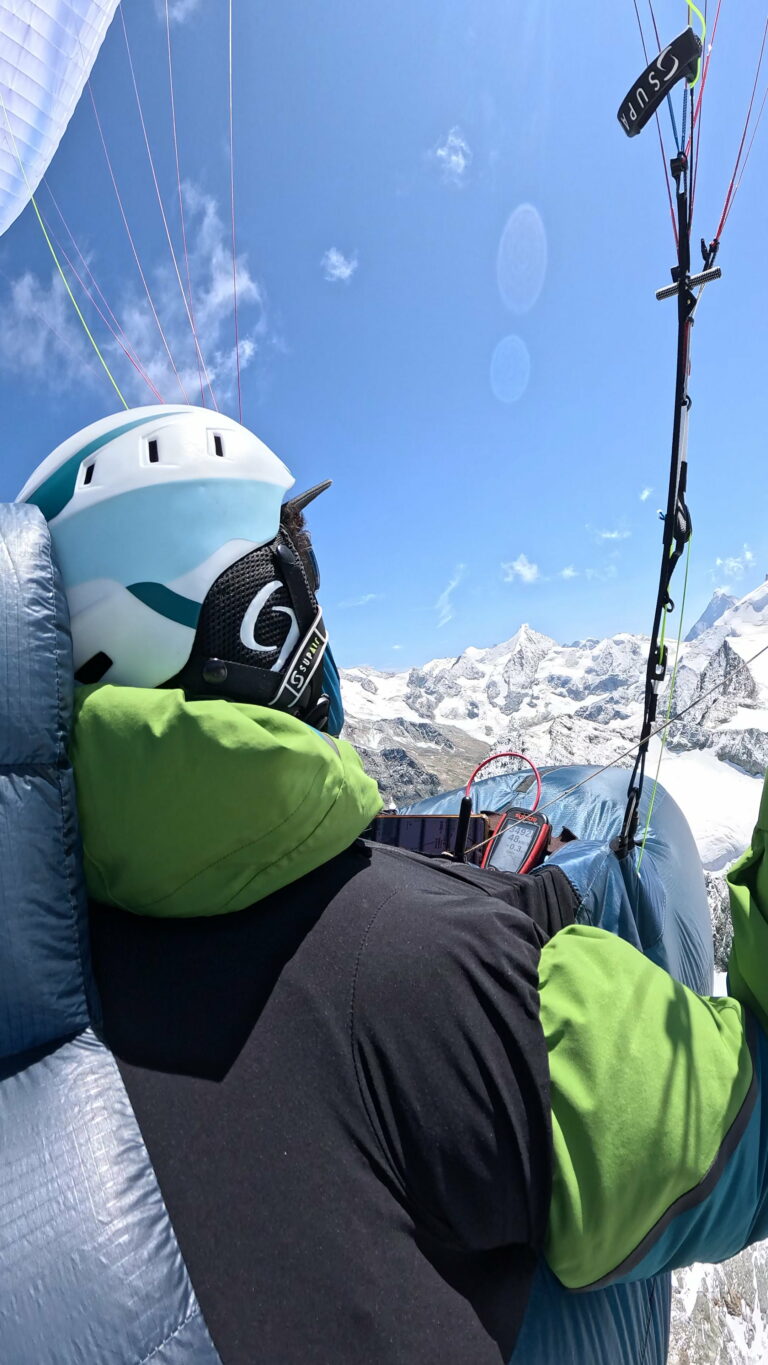 Lucas Dahir en vol avec son ALP au dessus de Zinal, Suisse
