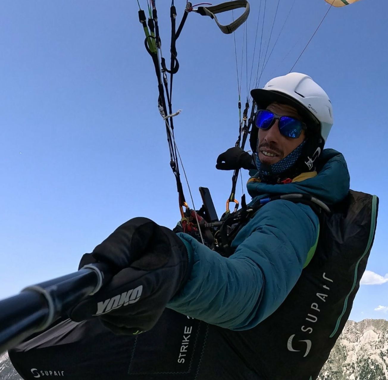 Lucas Dahir en vol avec sa sellette STRIKE 2