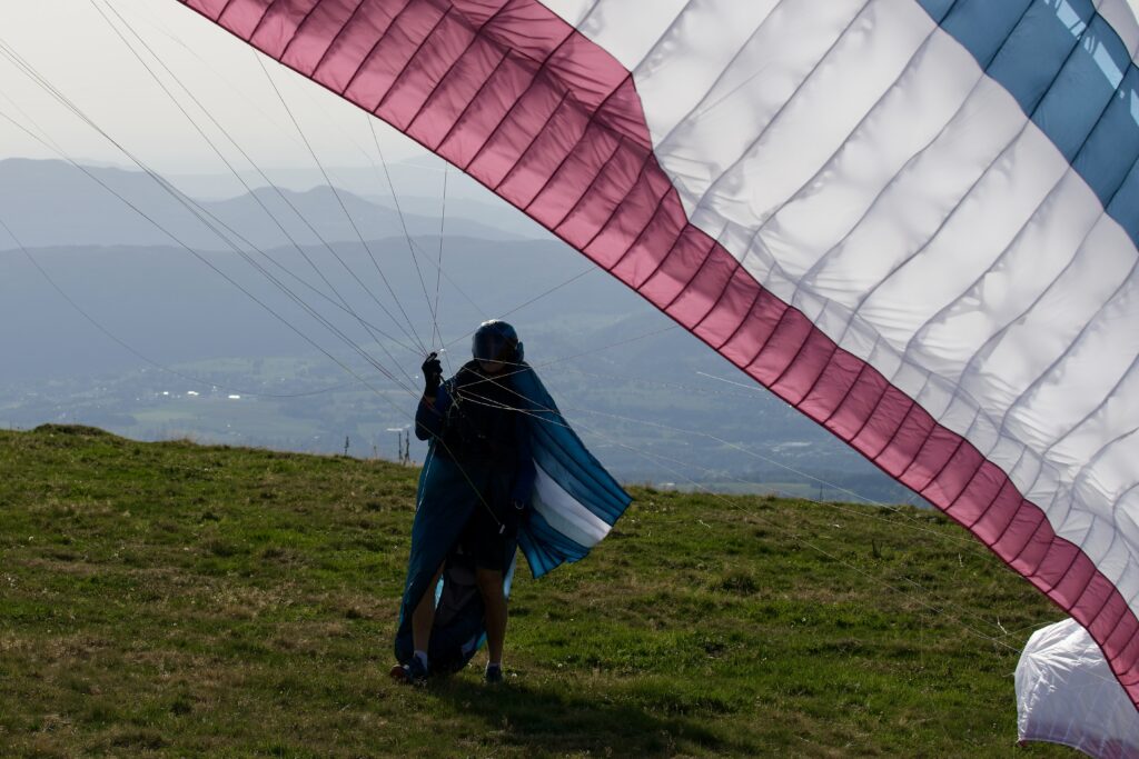 Pilote préparant son aile et sa sellette PULSE Supair au décollage