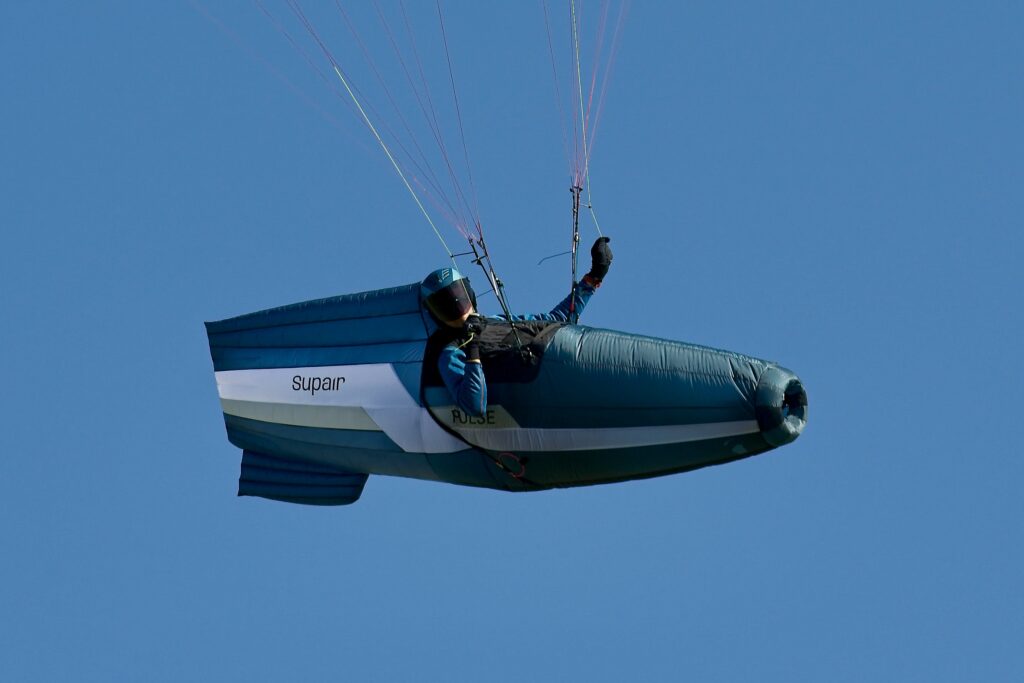 Sellette PULSE Supair en vol, pilote en position cocon