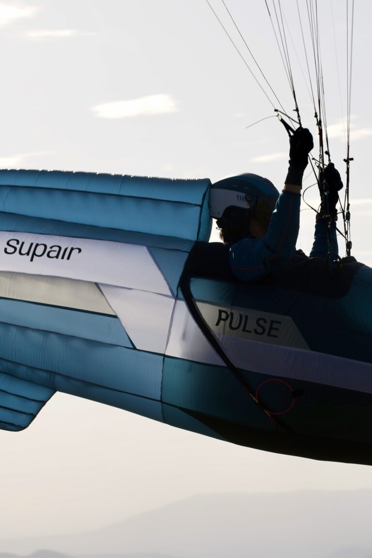 Poignée de parachute de secours sur le flanc de la sellette PULSE Supair