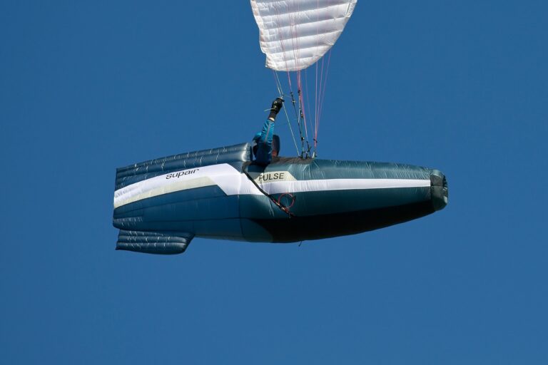Sellette de cross PULSE Supair en vol sous un ciel bleu